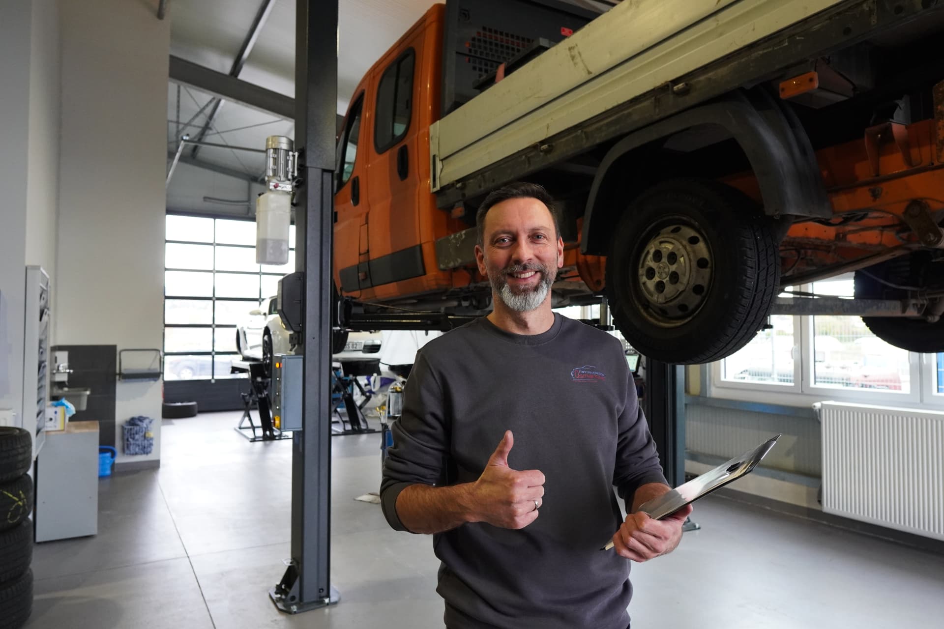 Amir Osmanovic in der Werkstatt von Fahrzeugtechnik Osmanovic