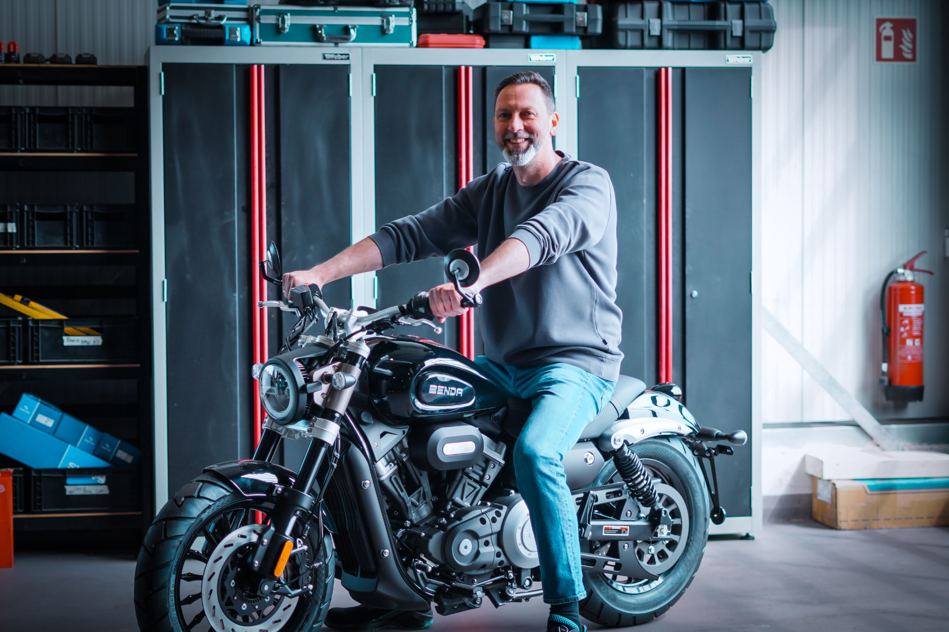 Inhaber Amir Osmanovic mit einem Benda Motorrad in der Werkstatt